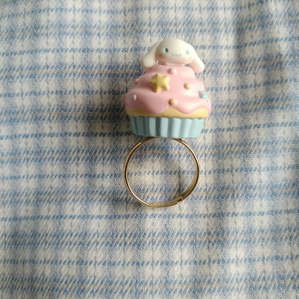 Sanrio Sweets blind box ring - Cinnamoroll frosted cupcake
